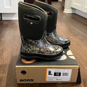 Bogs Kids Camo Rain Boots - size 12